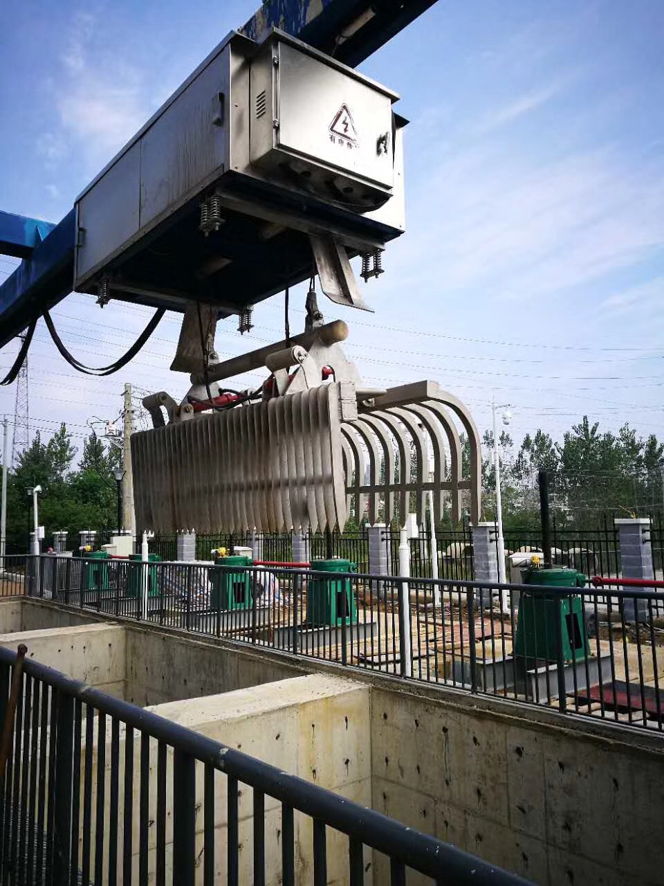 抓斗式清污機(jī) 抓斗式清污機(jī)